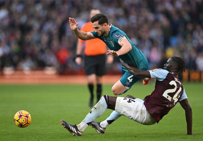 【英超】维拉4-0大胜，樱桃苦吞连败