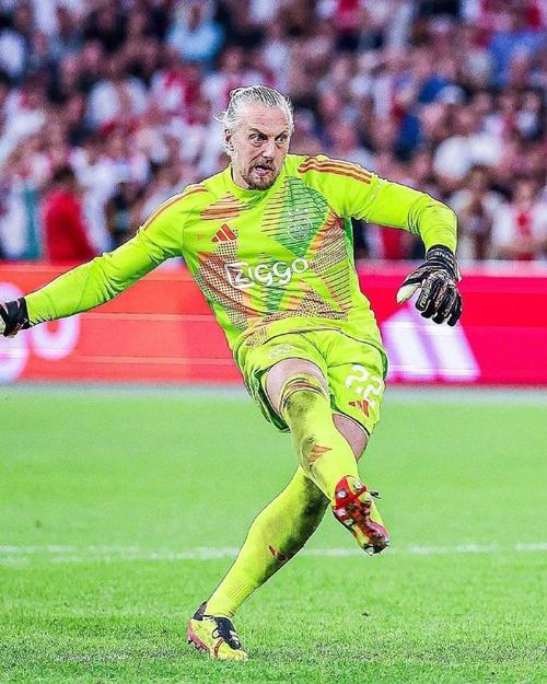 阿贾克斯官方：门将雷姆科-帕斯维尔转会至阿尔梅罗大力神